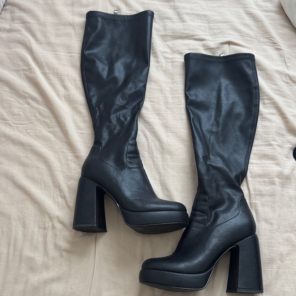 Amazon Sleek Black Platform Heeled Boots